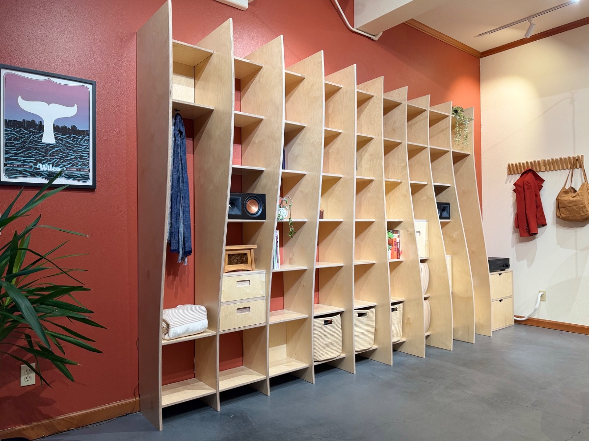 Wave-shaped Baltic birch shelves with curved dividers